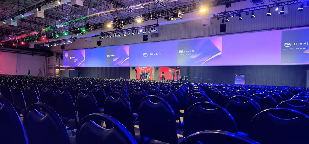 Evento corporativo com painéis de LED e plateia operado pela BRN
